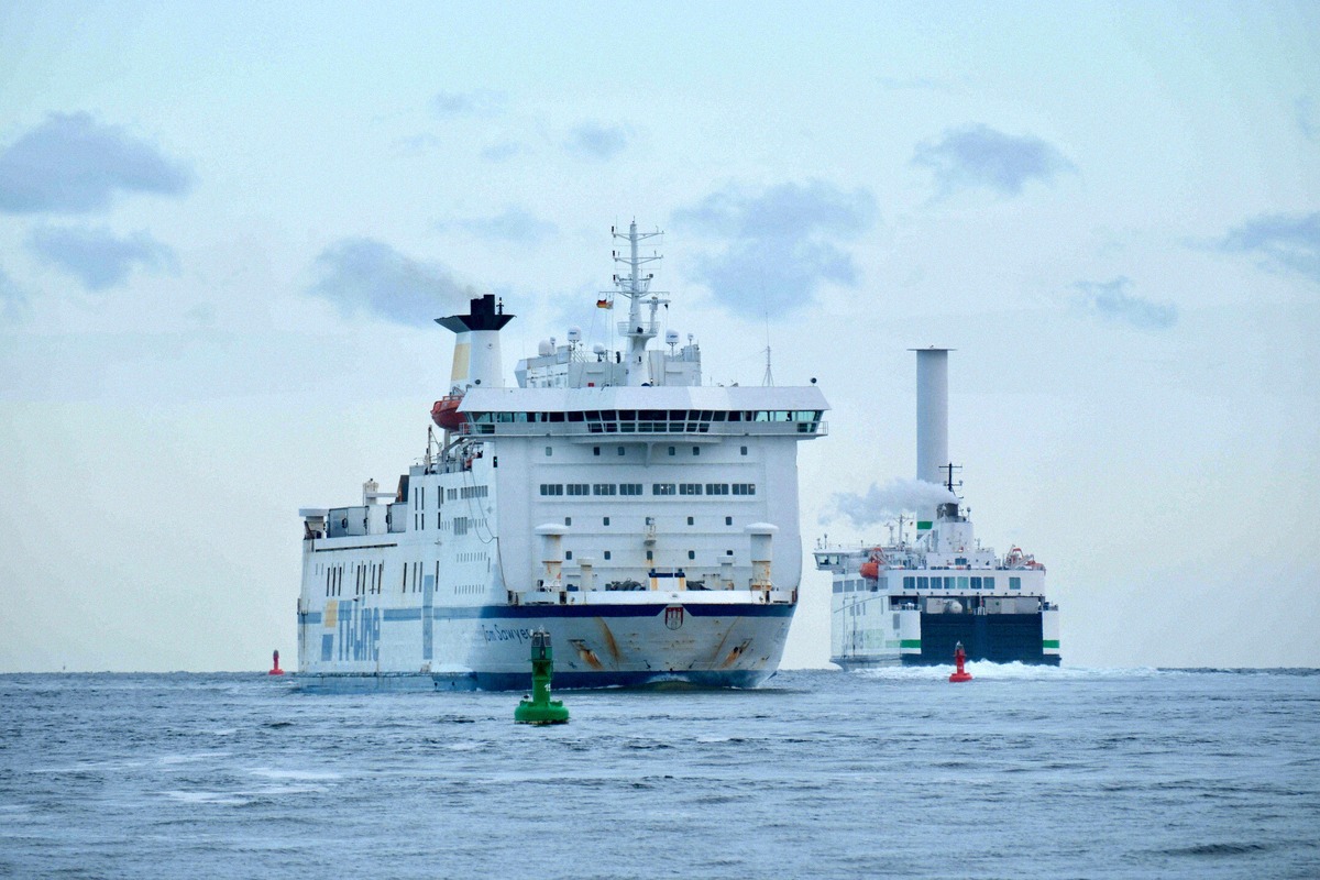 TT-Line-Fähre Tom Sawyer vor Rostock, dahinter eine Scandlines-Fähre