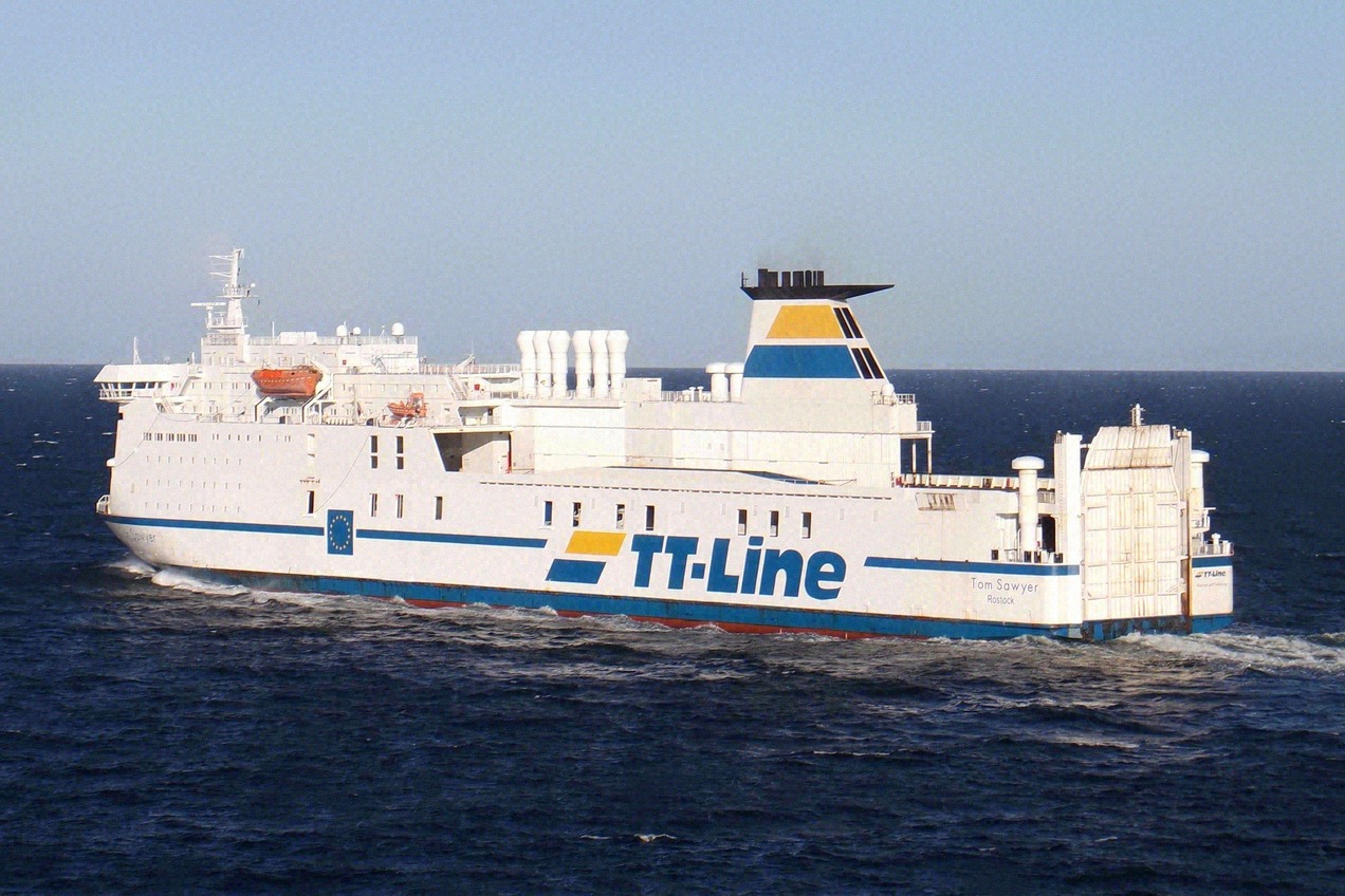 TT-Lines färja Tom Sawyer från sidan på Östersjön
