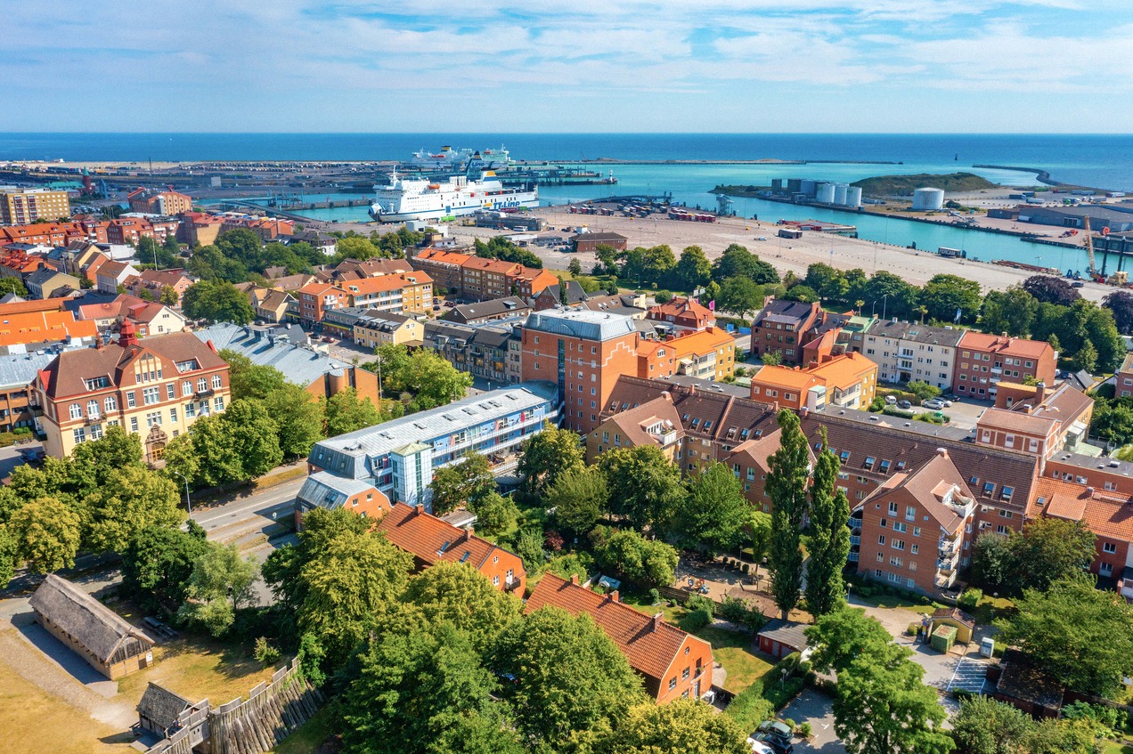 Trelleborg från luften, med färjehamnen vid Östersjön i bakgrunden
